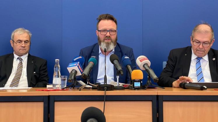 Das Geld soll ausschließlich für zwingend erforderliche und unaufschiebbare Beschaffungen und Dienstleistungen im Zusammenhang mit dem Coronavirus verwendet werden, erklärt Rostocks Oberbürgermeister Claus Ruhe Madsen (parteilos, Mitte). Das Geld soll ausschließlich für zwingend erforderliche und unaufschiebbare Beschaffungen und Dienstleistungen im Zusammenhang mit dem Coronavirus verwendet werden, erklärt Rostocks Oberbürgermeister Claus Ruhe Madsen (parteilos, Mitte).