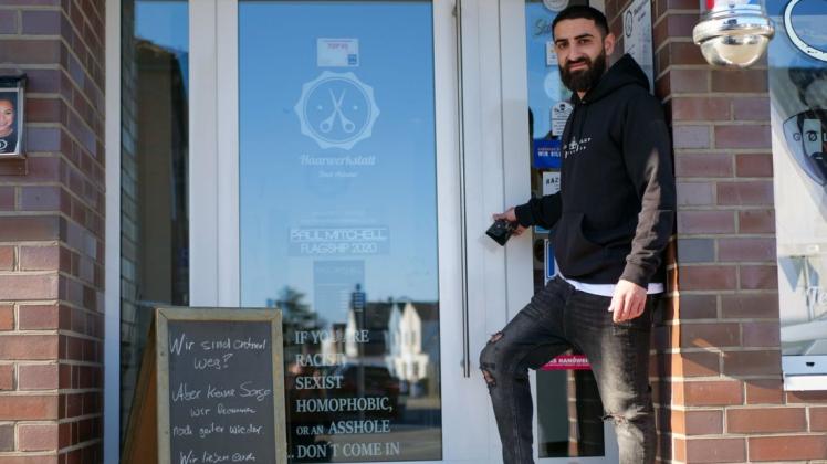 Ümit Akbulut, Inhaber der Haarwerkstatt, ist einer der Friseure in Delmenhorst, die wegen der neuen Maßnahmen gegen die Coronavirus-Pandemie ihre Läden schließen müssen. Foto: Niklas Golitschek
