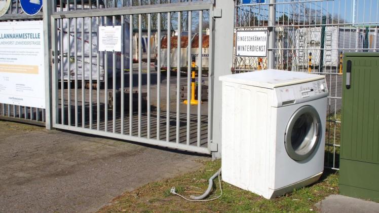 Dreiste Entsorgung: Jemand hat seine Waschmaschine vor das Tor der geschlossenen Containerstation an der Lemwerderstraße gestellt. Foto: Günther Richter