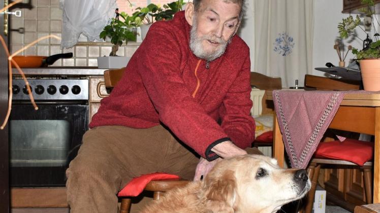 Rainer Broschk mit seiner Hündin Zita, die bei ihm eine Pflegestelle bis zu ihrem Lebensende gefunden hat. Foto: Martina Brünjes
