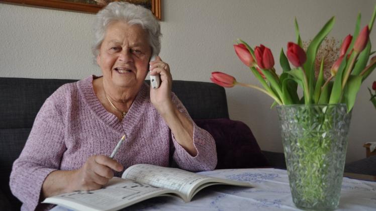 Die Warnemünder Rentnerin Doris Klepzig hält derzeit mit vielen Freunden und Bekannten per Telefon Kontakt. Nebenbei hält sie sich mit Spaziergängen auf dem Flur und Kreuzworträtseln fit.