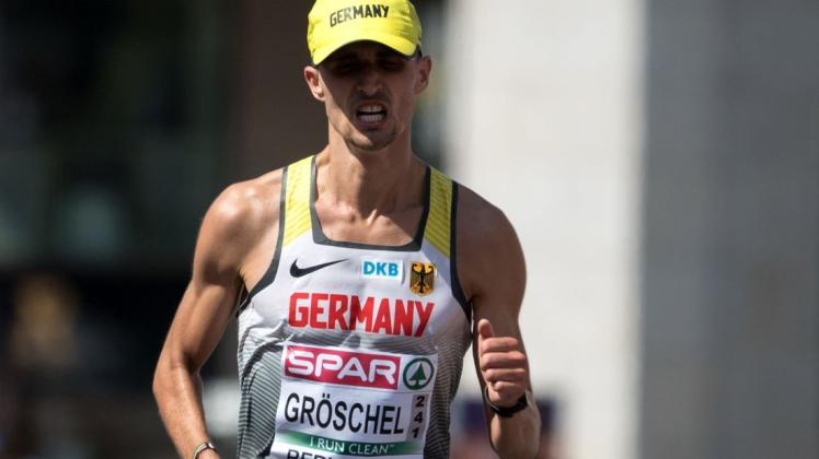 Tom Gröschel bei den Leichtathletik-Europameisterschaften 2018 in Berlin vor dem Zieleinlauf des Marathons