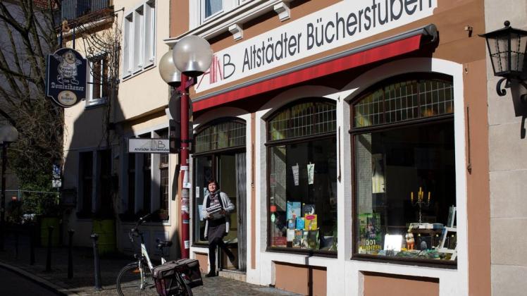 Ihre Buchhandlung ist geschlossen. Jetzt beliefert Karin Steinke-Klingenburg ihre Kunden mit dem Rad, und wenn&apos;s sein muss, mit dem Auto. Foto: David Ebener