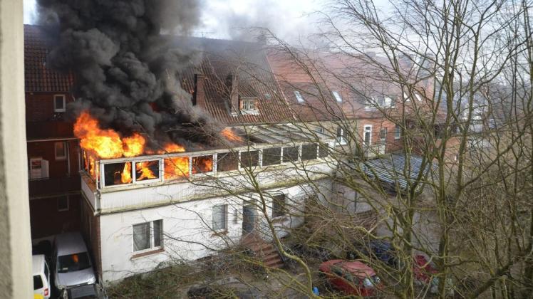 Die Ursache für das Feuer in diesem Mehrfamilienhaus in Emden ist der Polizei zufolge noch unklar. Foto: Michael Hillebrand