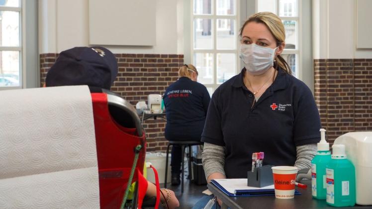 Mundschutz und Abstand: Sylvia Ihnken und das DRK-Team kümmerten sich um die Blutspender in der Delmenhorster Markthalle. Foto: Niklas Golitschek