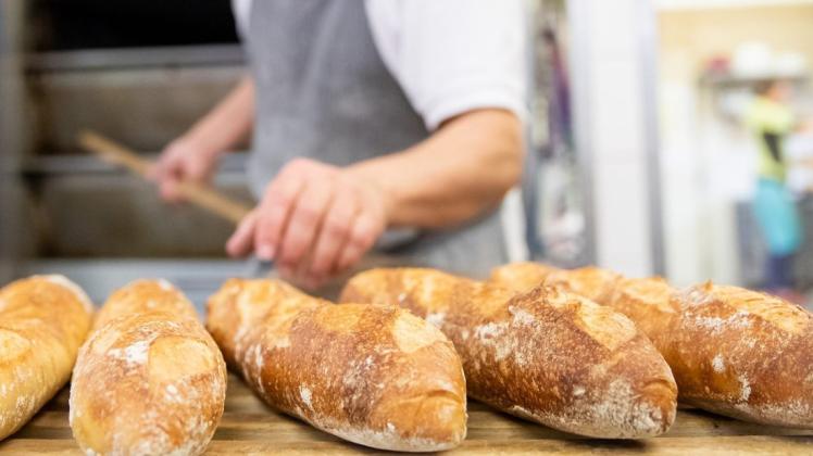 Brot und Mehl werden in Supermärkten derzeit mehr gekauft, aber den Bäckern fehlen Umsätze in Cafés. Foto: dpa/Daniel Karmann