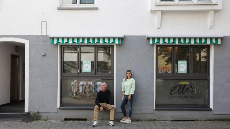 Thomas Wesselkamp und Elena Uphoff in der Redlingerstraße vor dem künftigen Café Elle’s Coffee & Soulfood.