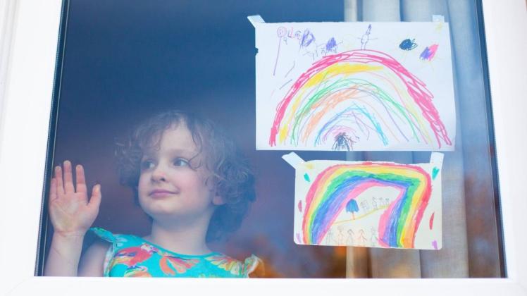 Auch die vierjährige Lara in London beteiligt sich an der Regenbogen-Aktion. Foto: imago images/PA Images/Katie Collins