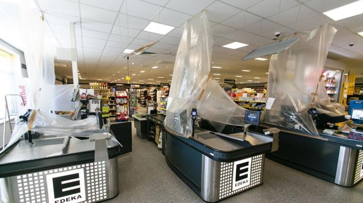 Supermärkte wollen ihre Angestellten vor einer Infektion mit Covid-19 schützen – auf verschiedene Weisen. Foto: dpa/Frank Molter