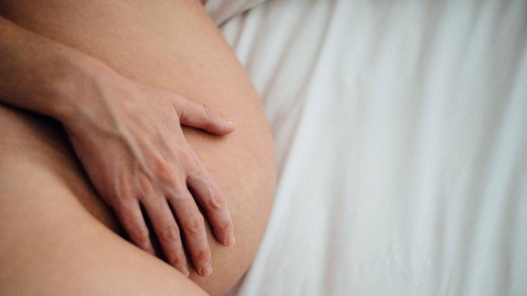 Viele Schwangere sorgen sich, dass ihr Partner zur Geburt nicht mit in den Kreißsaal darf. Foto: imago images/Cavan Images