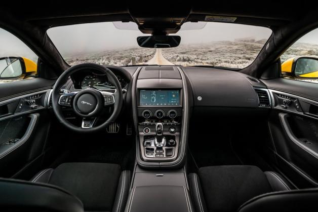 Der Platz am Rand, den bisher klassische Tasten eingenommen haben, wurde dem Touchscreen zugeschlagen. Foto: Jaguar