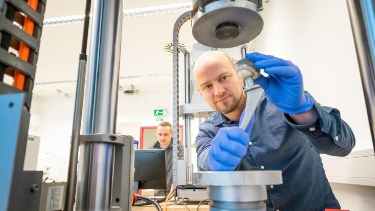 Die Innoproof GmbH prüft mechanisch belastete Implantate aus aller Welt. Geschäftsführer Dr.-Ing. habil. Daniel Klüß hat das Unternehmen gegründet.