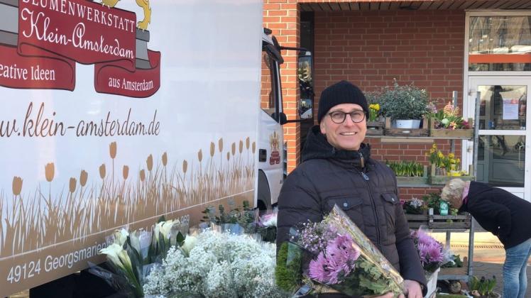 Stand am Donnerstag erstmals auf dem Wochenmarkt in Alt-GMHütte: Blumenhändler Frits Pronk, der vergangene Woche den Verkauf im Geschäft an der Oeseder Straße stoppen musste. Foto: Elbers