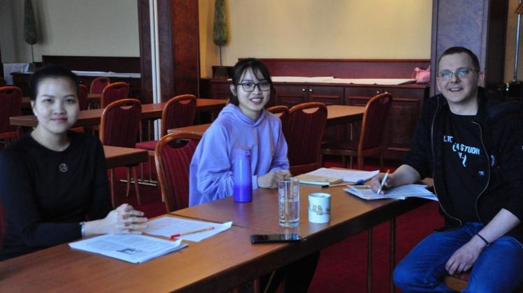 Der frühere Restaurantleiter Florian Rommel unterricht die vietnamesischen Azubis Pham Ghia Ngoc und Nguyen Vy An Cac  in deutscher Sprache, spezialisiert auf das Restaurantfach.