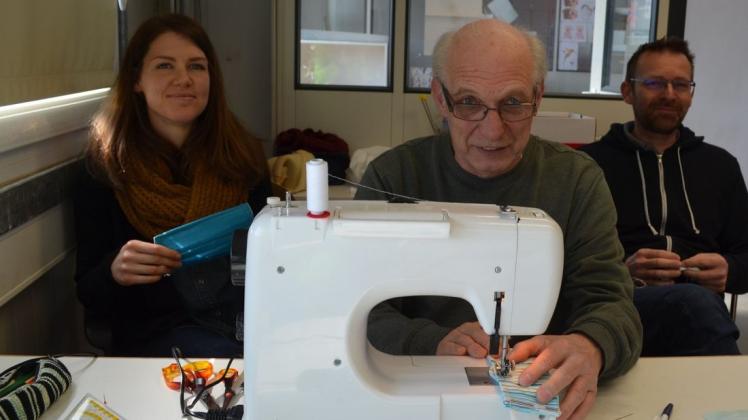 Sie wollen in Kürze Behelfsmasken anfertigen lassen und auch selbst nähen: (von links) Jana Grüning, Edgar Ruhm und Jens Munderloh vom LEB-Werkstattprojekt in Ganderkesee. Foto: Thomas Deeken Sie wollen in Kürze Behelfsmasken anfertigen lassen und auch selbst nähen: (von links) Jana Grüning, Edgar Ruhm und Jens Munderloh vom LEB-Werkstattprojekt in Ganderkesee. Foto: Thomas Deeken