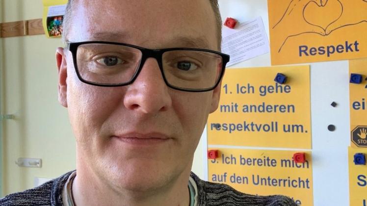 An der Grundschule in Ribnitz-Damgarten haben fünf der rund 300 Kinder ein Anrecht auf die Notfallbetreuung. Die Lehrer wie Tim Burger wechseln sich in Schichten ab. An der Grundschule in Ribnitz-Damgarten haben fünf der rund 300 Kinder ein Anrecht auf die Notfallbetreuung. Die Lehrer wie Tim Burger wechseln sich in Schichten ab.