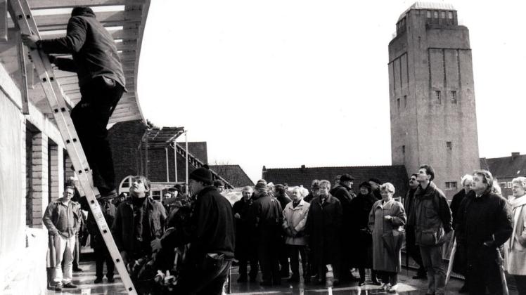 Richtfest auf "schöner Terrasse": Am Hans-Böckler-Platz gab es vor 25 Jahren Grund zum Feiern. Archivfoto: Horst Schilling