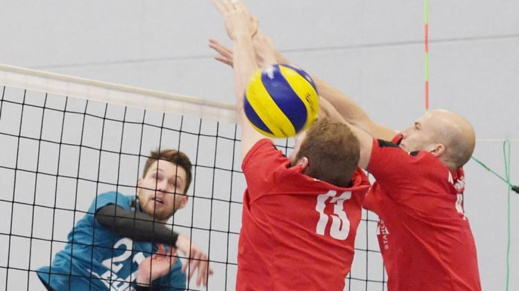 Sören Riewe und die Volleyballer Der VG Delmenhorst-Stenum bleiben in der Oberliga. Foto: Rolf Tobis