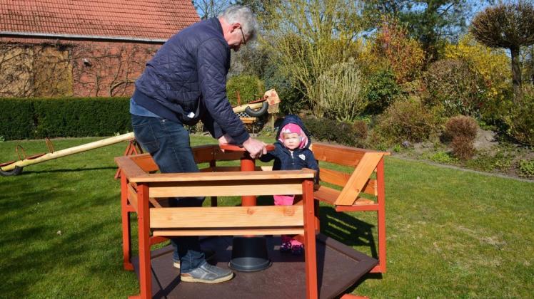 Selbst gebaut hat „Spielzeugingenieur“ Heinz Voß das Drehkarussell im Garten. Enkelin Lene (20 Monate) kann das Gerät allerdings noch nicht alleine bedienen. 