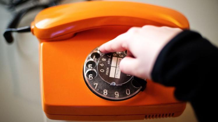 Das Klön-Telefon ist von Montag bis Freitag von 10 bis 16 Uhr erreichbar unter 0381/12 76 21 10. Sollte die Mailbox anspringen, rufe sie möglichst zeitnah zurück, so Projektleiterin Anke Bülow. Das Klön-Telefon ist von Montag bis Freitag von 10 bis 16 Uhr erreichbar unter 0381/12 76 21 10. Sollte die Mailbox anspringen, rufe sie möglichst zeitnah zurück, so Projektleiterin Anke Bülow.