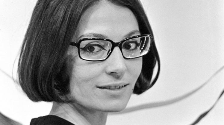 Nana Mouskouri und ihre äußerlichen Markenzeichen: Mittelscheitelfrisur und schwarze Brille