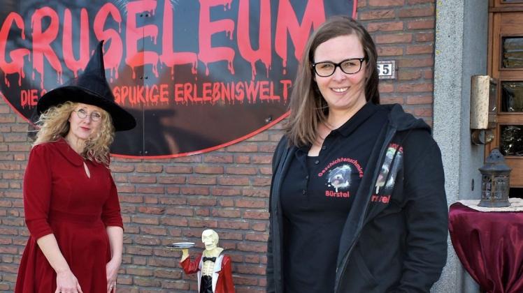 Martina Minker (links) und Martina Brünjes haben im "Gruseleum" in Hooksiel Ideen für ein Halloween-Stück gesammelt. Foto: Timo Brünjes Martina Minker (links) und Martina Brünjes haben im "Gruseleum" in Hooksiel Ideen für ein Halloween-Stück gesammelt. Foto: Timo Brünjes