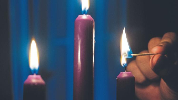 Wer in der Corona-Krise von zu Hause aus ein Zeichen für die Gemeinschaft setzen will, kann jeden Tag um 19 Uhr eine Kerze im Fenster entzünden.  Foto:  Franziska Gabbert/dpa