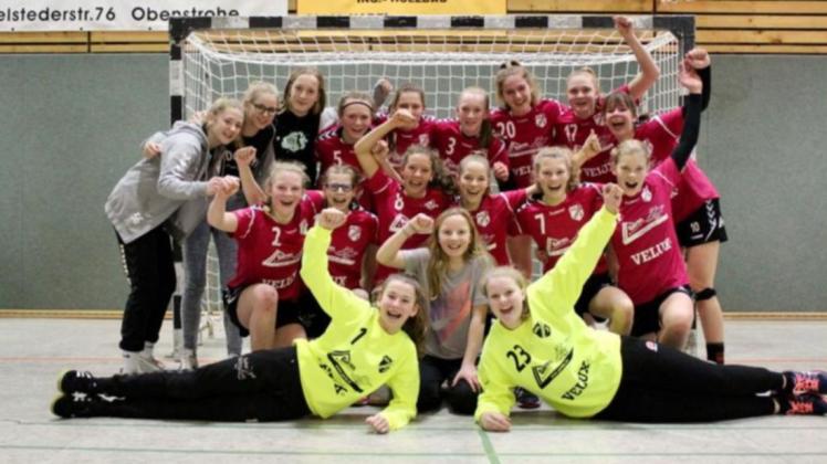 Ihr Trainerduo ist zufrieden: Die C-Jugend-Handballerinnen der HSG Hude/Falkenburg, die in der Oberliga um Punkte kämpften. Foto: Hagen Seidel/HSG