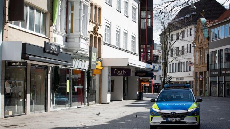 Osnabrück in Zeiten der Corona-Pandemie : Die Polizei fährt durch die nahezu menschenleere Große Straße. Foto: David Ebener