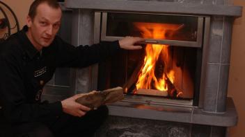 Im Kamin darf es gerne brennen, im Schornstein besser nicht. Das soll auch in Coronazeiten so bleiben, sagt der Bezirksschornsteinfegermeister Jens Wagener. Foto: Martin Nobbe/Archiv