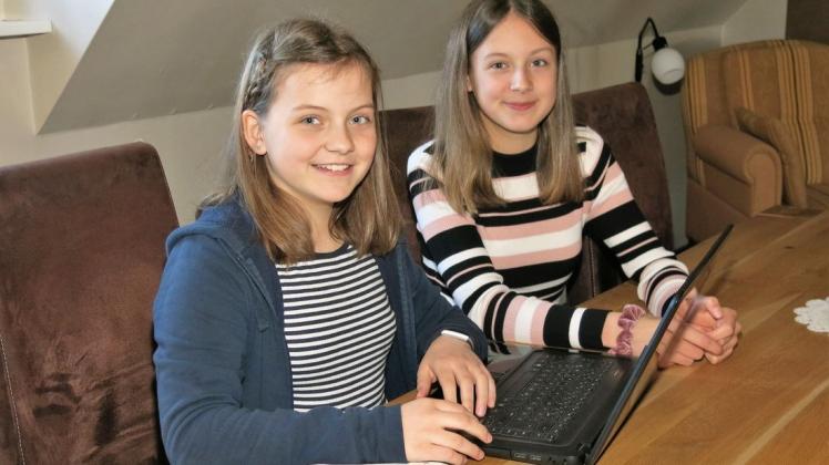 Hanne (links) und Emma Moormann helfen sich bei den Schularbeiten. Foto: Jürgen Schwietert