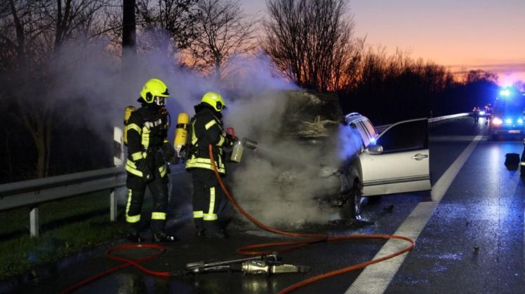 Auf der A28 bei Hatten ist am Dienstagabend ein Auto in Brand geraten. Foto: Georg Schecke / Feuerwehr Hude