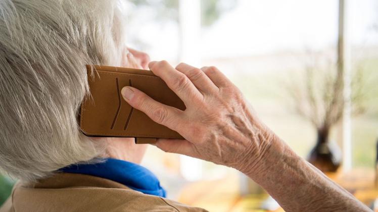 Betrüger nutzen Telefon und Internet, um an Geld oder Kontodaten zu gelangen. Eine 86-Jährige Harenerin durchschaute ihre Masche sofort. Symbolbild. Foto: Sebastian Gollnow/dpa