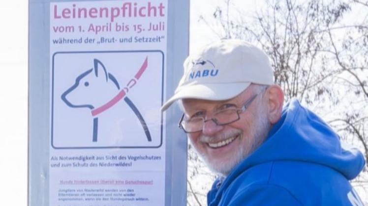 "Hunde an die Leine": Mit diesen Schildern appelliert der Nabu um seinen Vorsitzenden Hans Fingerhut an die Hundehalter, ihre Hunde in der Brut- und Setzzeit anzuleinen. Archivfoto: Melanie Hohmann
