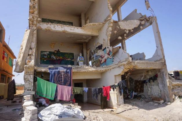 Auch Syrien kämpft gegen die Pandemie: Ein Weißhelm desinfiziert ein früheres Schuldgebäude, in dem aktuell Flüchtlingsfamilien wohnen. Auch Syrien kämpft gegen die Pandemie: Ein Weißhelm desinfiziert ein früheres Schuldgebäude, in dem aktuell Flüchtlingsfamilien wohnen.