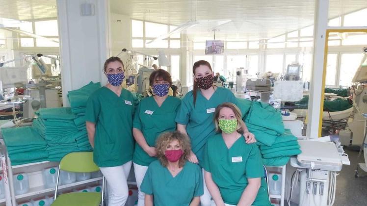 In allen Farben: Die Mitarbeiterinnen des Nierenzentrums Bremen Süd tragen die Masken der Nähgruppe vom SoVD Brinkum-Stuhr.  Foto: SoVD Brinkum-Stuhr

Foto: SoVD Brinkum-Stuhr