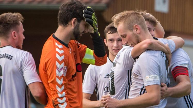 Der SC Spelle-Venhaus verzichtet auf den Lizenzantrag zur Regionalliga. Die Mannschaft hätte noch geringe Aufstiegschancen gehabt. Sie soll in der nächsten Saison einen neuen Anlauf starten. Foto: Leißing Der SC Spelle-Venhaus verzichtet auf den Lizenzantrag zur Regionalliga. Die Mannschaft hätte noch geringe Aufstiegschancen gehabt. Sie soll in der nächsten Saison einen neuen Anlauf starten. Foto: Leißing