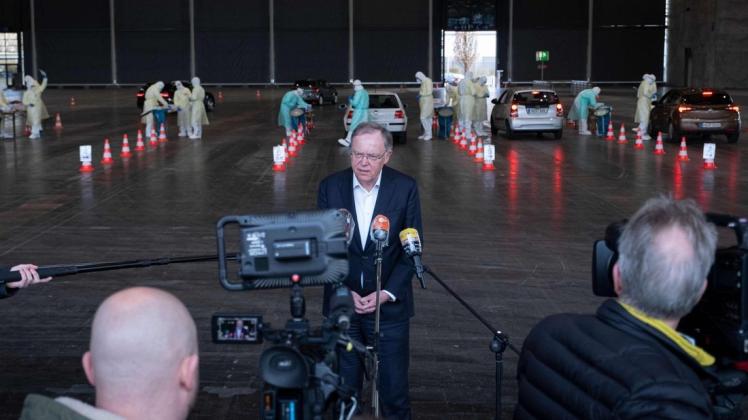 Niedersachsens Ministerpräsident Stephan Weil bedankte sich kürzlich bei den Helfern im Corona-Testzentrum auf dem Messegelände in Hannover. Foto: Peter Steffen/dpa