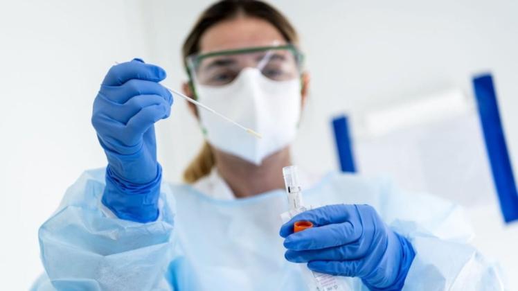 Zwei Senioren eines Alten- und Pflegeheims in Meppen sind mit dem Coronavirus infiziert. Symbolfoto: dpa Zwei Senioren eines Alten- und Pflegeheims in Meppen sind mit dem Coronavirus infiziert. Symbolfoto: dpa
