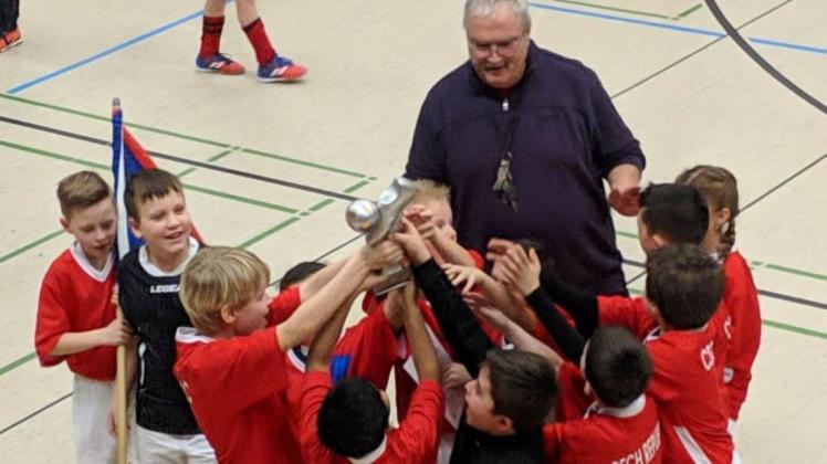 Turniersieg in Papenburg vor der Corona-Pause: Walter Schmidt freut sich mit den Kicking Kids.  