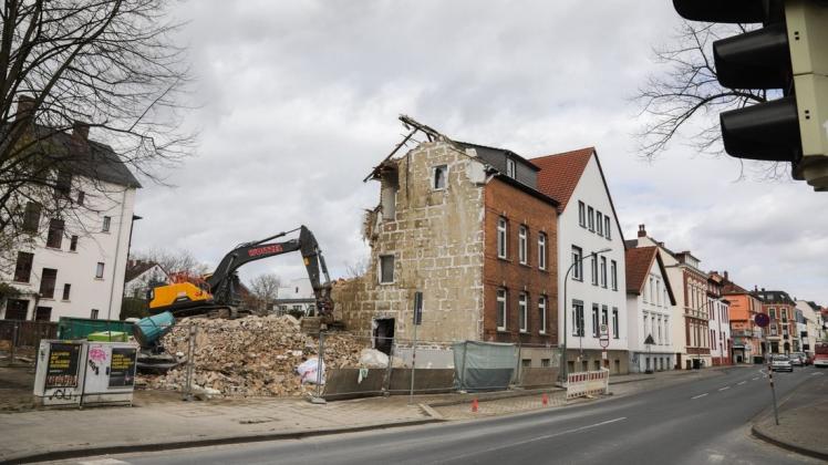 In nur wenigen Tagen sind die beiden Wohnhäuser auf dem Eckgrundstück Jahnplatz/Herderstraße verschwunden.  Foto: Michael Gründel