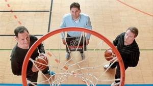 So fing alles an: Mario Zurkowski bei seiner Vorstellung in Osnabrück mit OSC-Geschäftsführer Hendrik Witte und Basketball-Leiter Stefan Eggers (von rechts). 