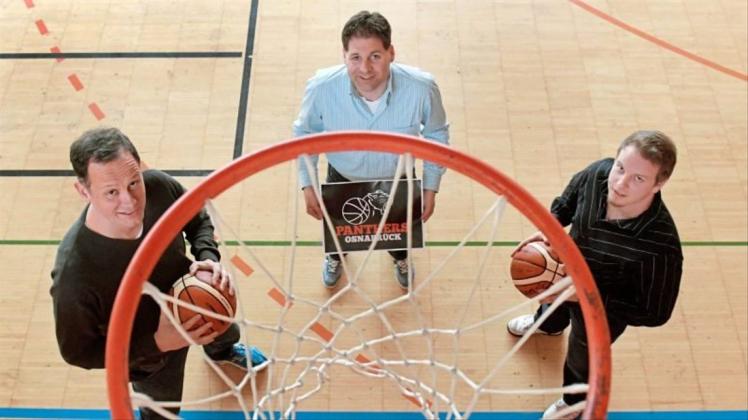 Trainer Mario Zurkowski beim OSC: Vier Jahre in Bildern So fing alles an: Mario Zurkowski bei seiner Vorstellung in Osnabrück mit OSC-Geschäftsführer Hendrik Witte und Basketball-Leiter Stefan Eggers (von rechts).