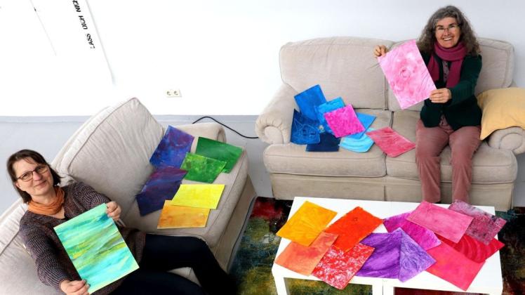 Bei "Gemeinsam sind wir bunt" kann jeder Teilnehmer zu Hause eine individuelle Seite mit nur einer einzigen Farbe gestalten und der Kunstschule zukommen lassen. Foto: Stadt Papenburg Bei "Gemeinsam sind wir bunt" kann jeder Teilnehmer zu Hause eine individuelle Seite mit nur einer einzigen Farbe gestalten und der Kunstschule zukommen lassen. Foto: Stadt Papenburg