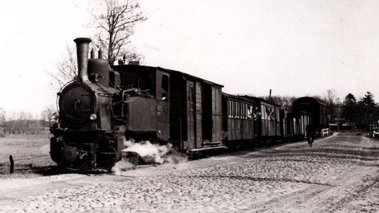 Schnaubend, funkensprühend und bimmelnd zog der Zug über Jahrzehnte seine Bahn. 1957 verschwand mit dem „Pingel-Anton“ ein Stück Romantik und Beschaulichkeit aus der Hümmlinger Landschaft. 