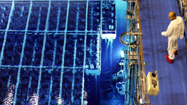 Wartungsarbeiten in einem Kernkraftwerk: Das Archivbilöd zeigt einen Mitarbeiter des inzwischen stillgelegten Kernkraftwerks Krümmel bei Geesthacht neben dem Brennelemente-Lagerbecken. Foto: Maurizio Gambarini/dpa