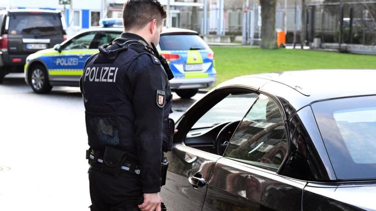 Ein Polizist führt in Schleswig-Holstein eine Fahrzeugkontrolle durch. (Symbolbild) Foto: Carsten Rehder/dpa