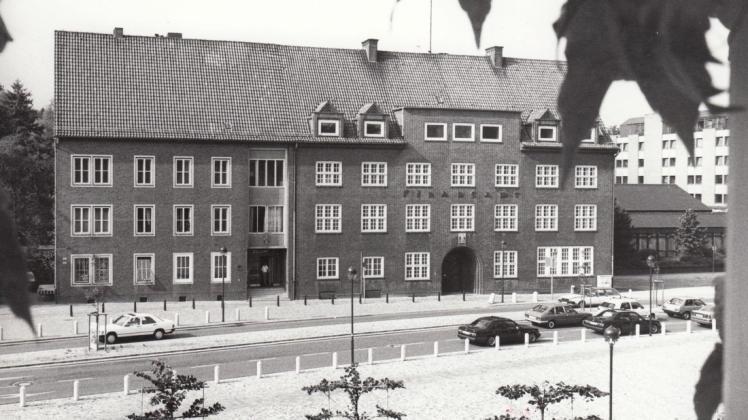 Bis ein Jahr zuvor war hier noch das Finanzamt Delmenhorst beheimatet: Blick im Jahr 1988 vom Rathaus auf das Amtsgebäude am Bismarckplatz. Archivfoto: Horst Schilling