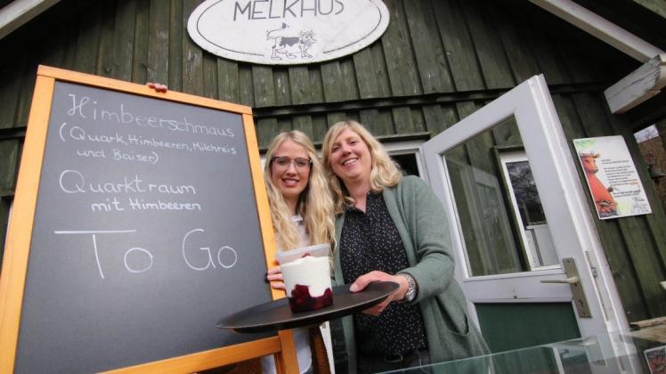 Werden in der schweren Zeit kreativ: Finja und Karin Wilkens eröffnen am Sonntag trotz Corona in Kühlingen die Melkhus-Saison. Foto. Bettina Dogs-Prößler