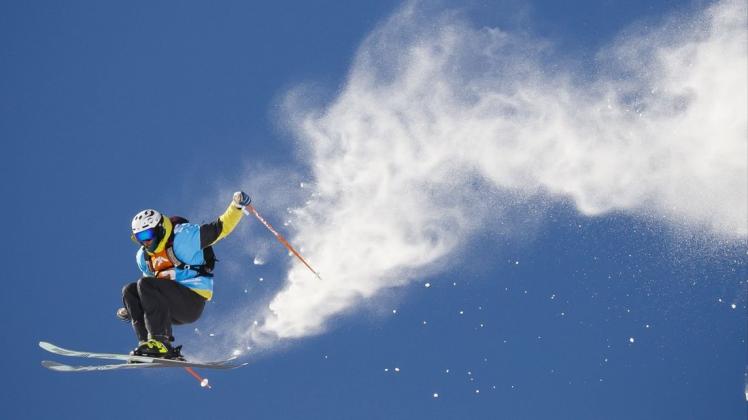 Ein Spanier hat den Skiurlaub kurzerhand ins eigene Wohnzimmer verlagert. Symbolfoto: dpa/Valentin Flauraud/KEYSTONE Ein Spanier hat den Skiurlaub kurzerhand ins eigene Wohnzimmer verlagert. Symbolfoto: dpa/Valentin Flauraud/KEYSTONE